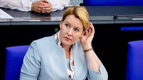 Franziska Giffey (SPD), Bundesfamilienministerin, sitzt im Bundestag auf der Regierungsbank. Foto: Christoph Soeder