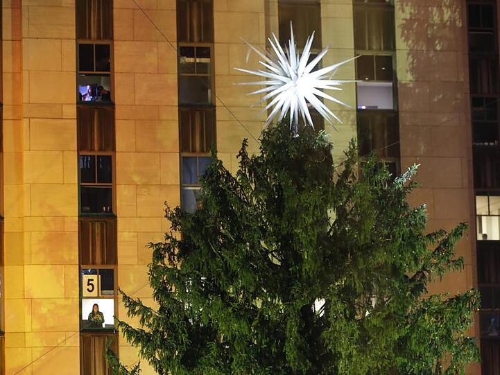 Der Weihnachtsstern wurde von dem Architekten Daniel Libeskind entworfen.