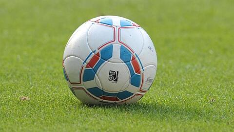 Ein Fußball liegt auf dem Spielfeld.