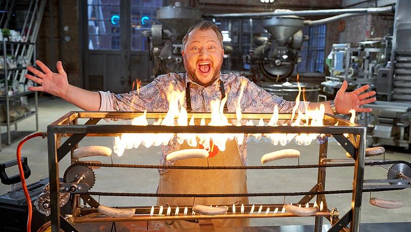 "besseresser: Die Tricks der Gastro-Industrie": Sebastian Lege testet Sauce für Currywurst.