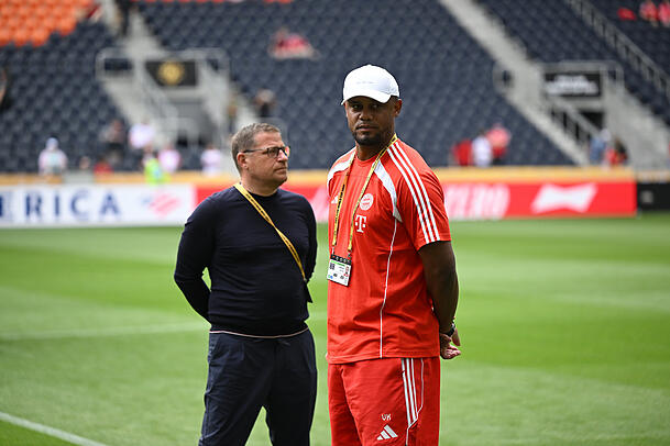 Max Eberl (li.) und Vncent Kompany loben Kinsley Coman. Max Eberl (li.) und Vncent Kompany loben Kinsley Coman.