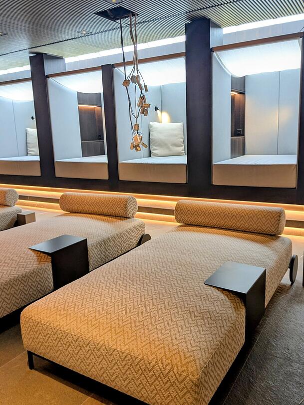 Die neuen Spa-Liegen, von der Decke baumeln noch letzte Kabel. Die neuen Spa-Liegen, von der Decke baumeln noch letzte Kabel.