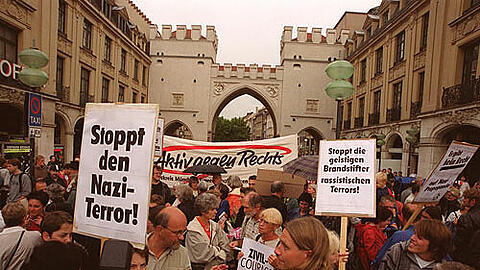 Auch im Herbst 2009 sind tausende Demonstranten mit Plakaten gegen die Neonazis auf die Straße gegangen. Hier stehen die Teilnehmer am Stauchs