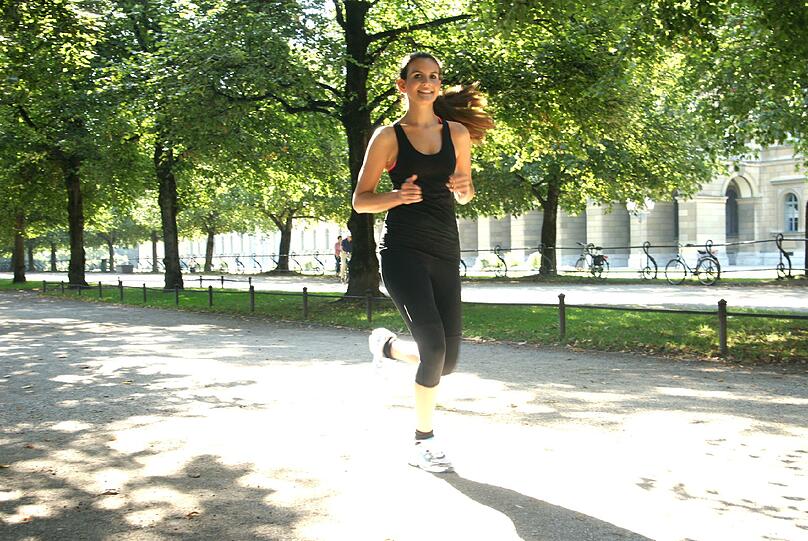 Lea ist sportlich und hält ihre Model-Figur mit langen Joggingtouren durch München in Form.