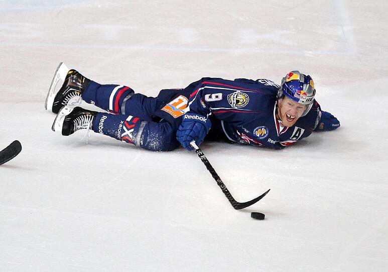 Der EHC, hier Bryan Adams, am Boden. Der Verein verpasste abermals die Playoffs.