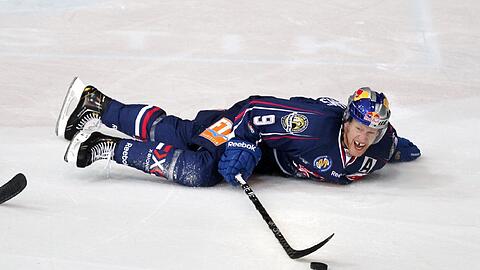 Der EHC, hier Bryan Adams, am Boden. Der Verein verpasste abermals die Playoffs.
