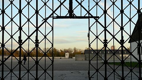 KZ-Gedenkstätte in Dachau: Unbekannte haben die historische Tür mit dem Schriftzug "Arbeit macht frei" gestohlen.