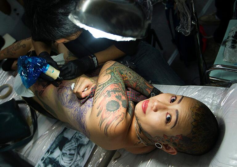 Sexy Körperkunst: Verrückte Tattoos - Spektakuläre Bilder...