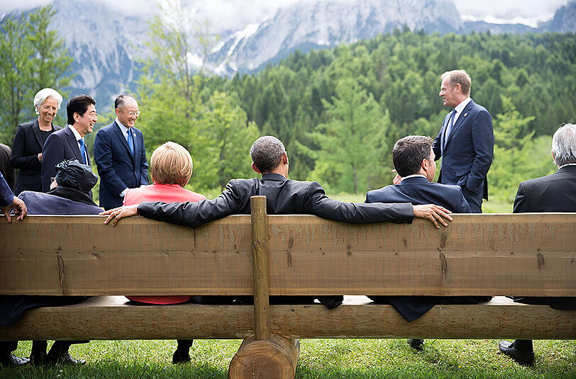 Entspannte Atmosphäre beim Outreach-Treffen am Montag. US-Präsident legt seine Arme um Kanzlerin Merkel (l) und Italiens Ministerpräsident Matteo Renzi.