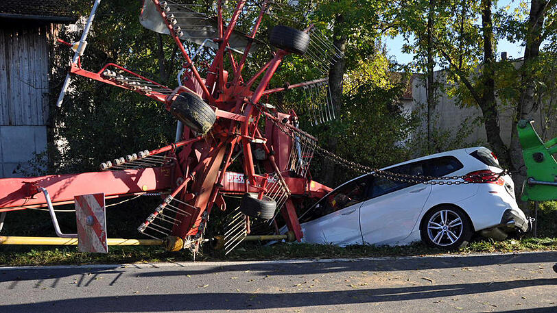Weder der Traktor- noch der Pkw-Fahrer wurden beim Unfall verletzt. Angesichts dieser Bilder eigentlich nur schwer vorzustellen.