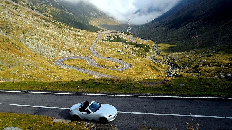 Wie geschaffen für Testfahrten mit dem überarbeiteten MX-5: das gewundene Asphaltband der Transfagarasan-Hochalpenstraße in Rumänien.