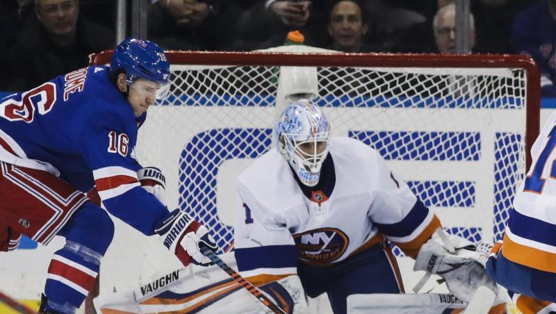 Islanders-Goalie Thomas Greiss (M) kam im New Yorker Derby gegen die Rangers auf 40 Paraden. Islanders-Goalie Thomas Greiss (M) kam im New Yorker Derby gegen die Rangers auf 40 Paraden.