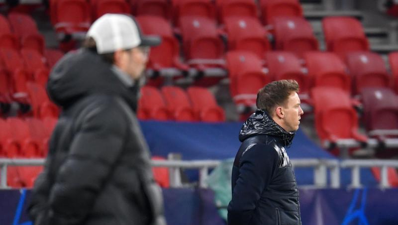 Liverpools Trainer Jürgen Klopp und Leipzigs Trainer Julian Nagelsmann (r) stehen am Spielfeldrand.