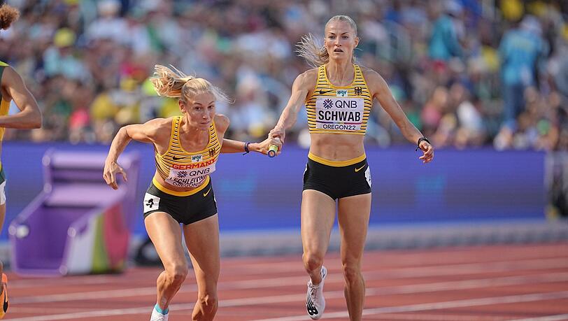 Die deutsche 4x400-Meter-Staffel um Corinna Schwab (r) und Elisa Lechleitner schied im Vorlauf aus.