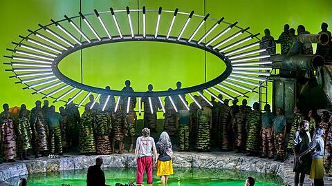 Das Schlussbild: Andreas Schager (Parsifal) mit Elina Garanca (Kundry, beide im Wasser) mit Georg Zeppenfeld und Herzeleide (rechts). Brillenträger sehen über den Protagonisten noch eine schwebende Gralstaube.