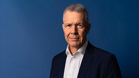 Peter Kloeppel will weiterhin im Fernsehen stattfinden.