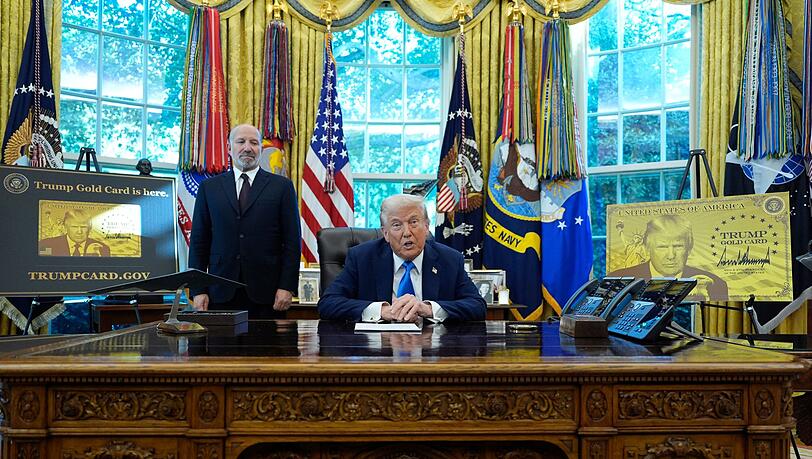 "Kauft jetzt DIE TRUMP GOLD CARD", rät der Präsident im Stile eines Verkäufers.