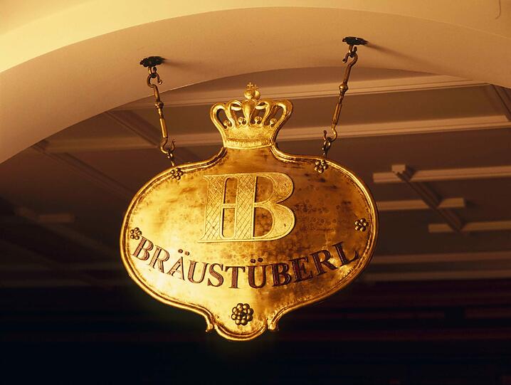 Schon der Name legt es nahe: Die Brauerei Staatliches Hofbräuhaus gehört dem Freistaat Bayern.