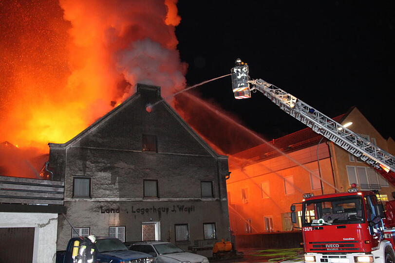 Die Feuerwehr konnte ein Abbrennen der Lagerhalle nicht mehr verhindern.