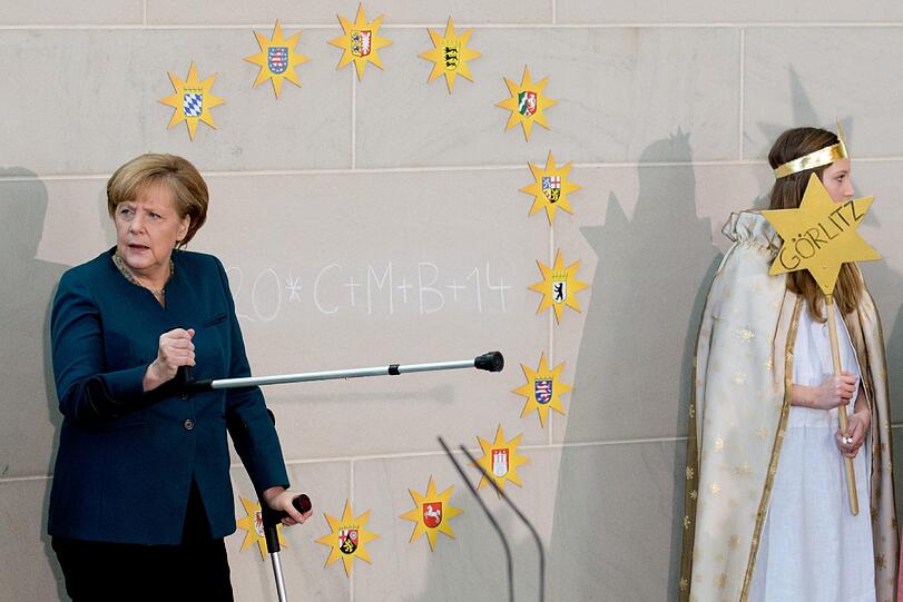 Kanzlerin Angela Merkel empfängt die Sternsinger im Kanzleramt. Sie ist nach ihrem Skiunfall auf Krücken unterwegs.