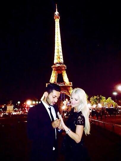 Sarah Kern hat sich mit ihrem Alieu in Paris verlobt.