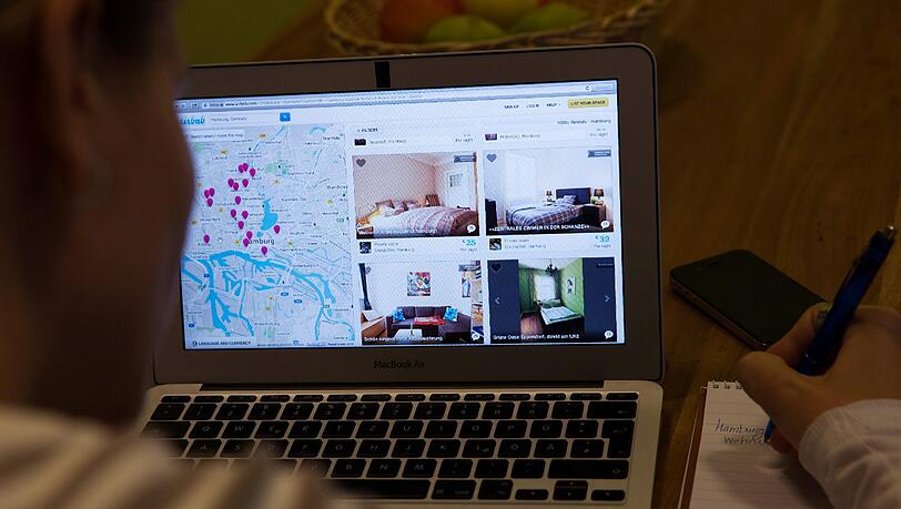 Ein paar Klicks, schon hat man bei Airbnb, Wimdu und ähnlichen Anbietern die passende Ferienwohnung - aber nicht alles, was dort angeboten wird, ist legal. Ein paar Klicks, schon hat man bei Airbnb, Wimdu und ähnlichen Anbietern die passende Ferienwohnung - aber nicht alles, was dort angeboten wird, ist legal.