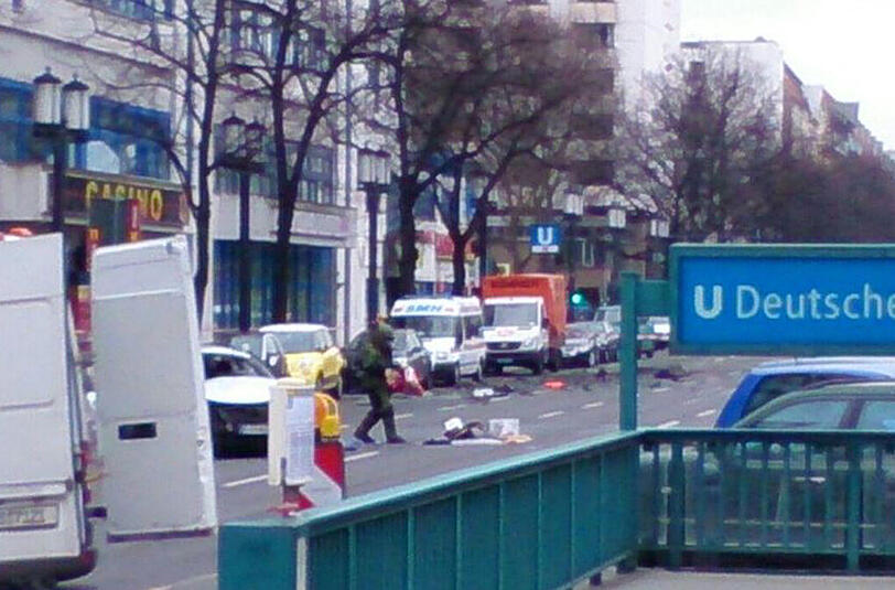 Ein 43-jähriger Berliner stirbt, weil sein Auto explodiert. Inzwischen geht die Polizei von einem Anschlag aus.