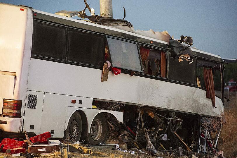 Durch den Aufprall wurde der Reisebus in zwei Teile gerissen.
