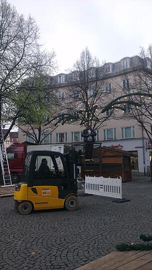 Jetzt geht's los: In Haidhausen wird der Weihnachtsmarkt aufgebaut.
