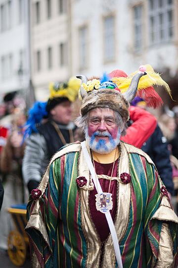 Impressionen vom Umzug der Damischen Ritter: Da dürfen sogar Bärte weiß-blau sein &ndash; wie dieser hier.