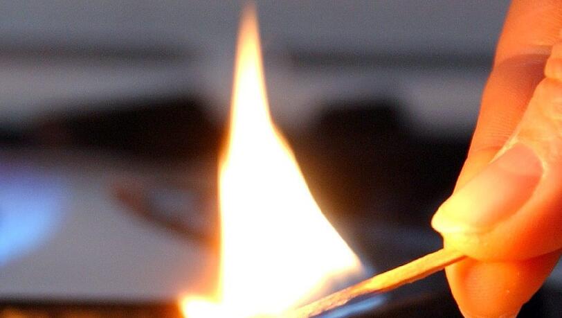 Brandgefährlich: Zündeln in der Wohnung. Brandgefährlich: Zündeln in der Wohnung.