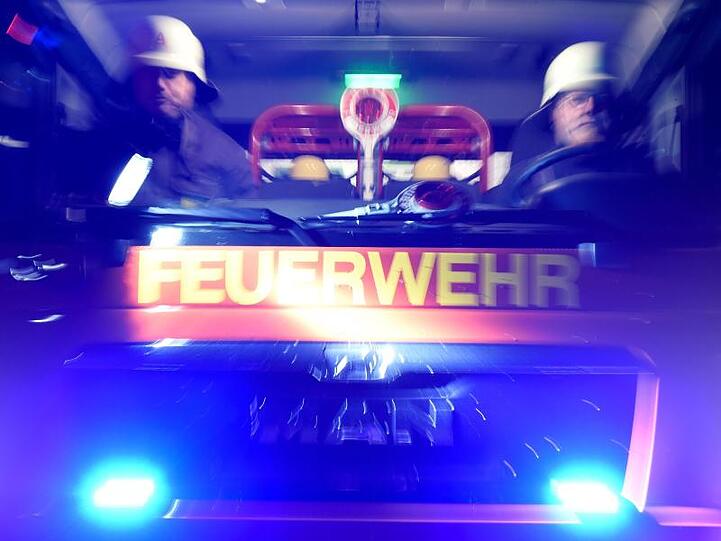 Feuerwehrmänner in einem Löschfahrzeug. Foto: Carsten Rehder/dpa/Symbolbild