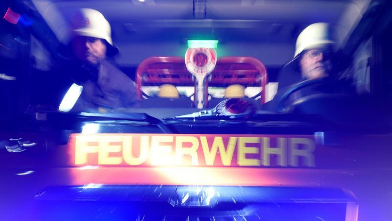 Feuerwehrmänner in einem Löschfahrzeug. Foto: Carsten Rehder/dpa/Symbolbild Feuerwehrmänner in einem Löschfahrzeug. Foto: Carsten Rehder/dpa/Symbolbild