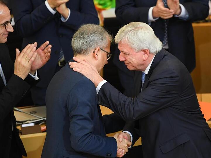 Weiterhin Koalitionspartner: Tarek Al-Wazir (Bündnis 90/Die Grünen) gratuliert Volker Bouffier (CDU, r.) nach dessen Wiederwahl zum hessischen Ministerpräsidenten.
