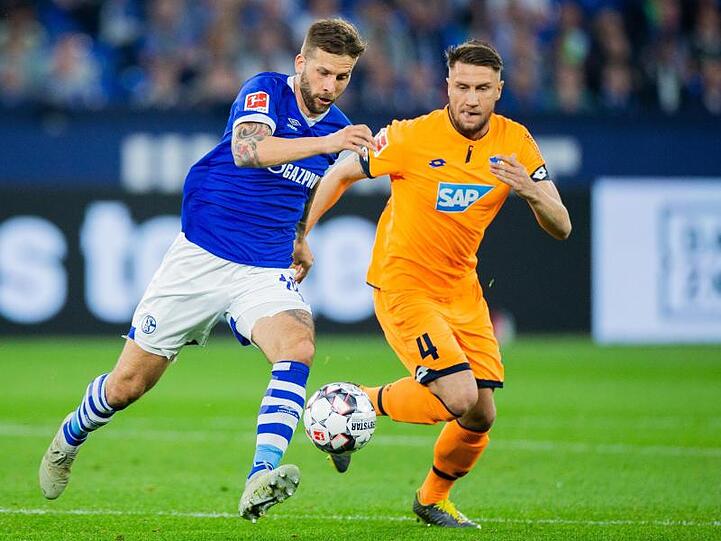 Der Schalker Guido Burgstaller (l) im Laufduell mit Ermin Bicakcic.