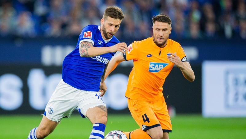 Der Schalker Guido Burgstaller (l) im Laufduell mit Ermin Bicakcic. Der Schalker Guido Burgstaller (l) im Laufduell mit Ermin Bicakcic.