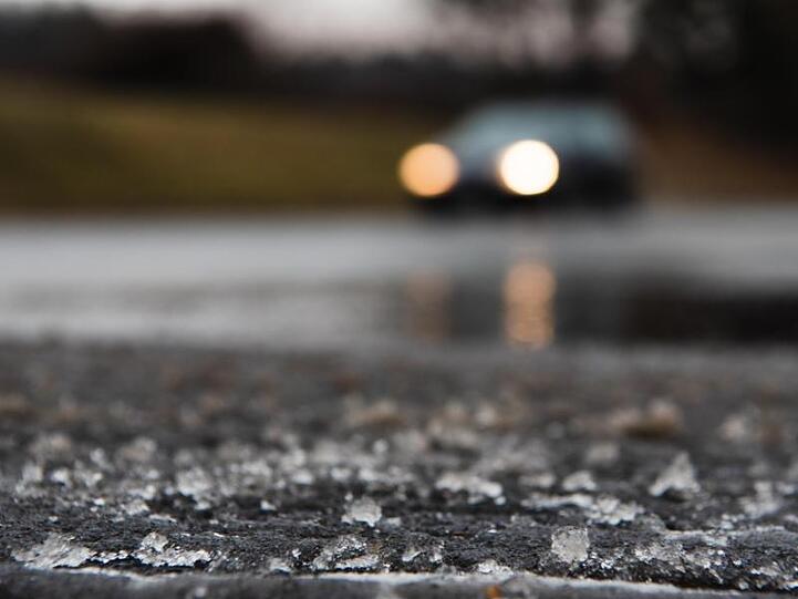 Eisreste sind am Rande einer Straße zu sehen. Foto: Nicolas Armer/dpa/Archivbild