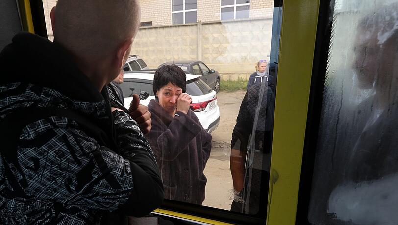 Ein russischer Rekrut blickt durch ein Busfenster auf seine Mutter, die er in einem militärischen Rekrutierungszentrum zurücklassen muss. Ein russischer Rekrut blickt durch ein Busfenster auf seine Mutter, die er in einem militärischen Rekrutierungszentrum zurücklassen muss.