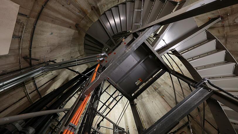 XXL-Wendeltreppe: 1230 Stufen sind's bis zur Besucherplattform hoch. XXL-Wendeltreppe: 1230 Stufen sind's bis zur Besucherplattform hoch.