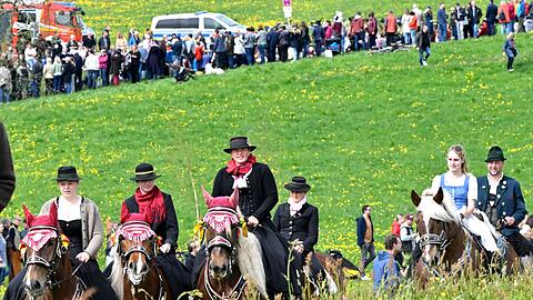 Zahlreiche Schaulustige verfolgen das Spektakel. (Archivbild)
