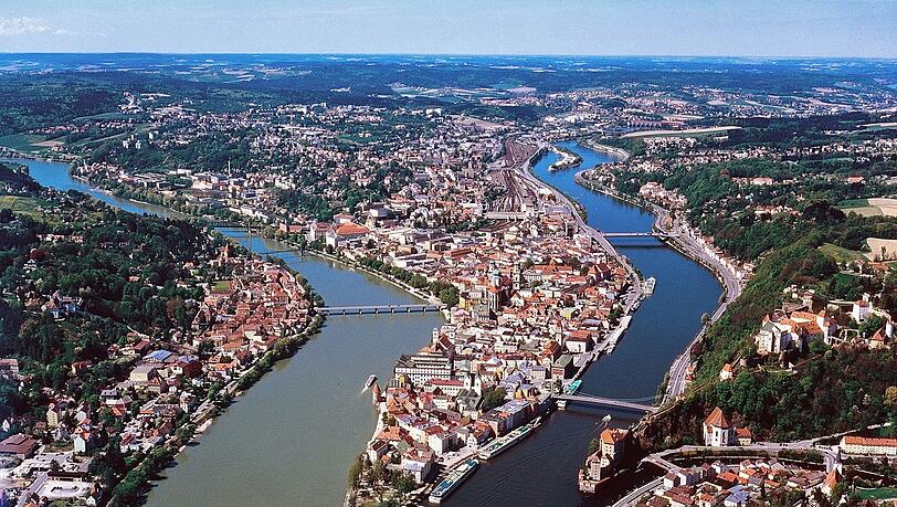 In Passau ist eine Wasserleiche im Inn gefunden worden - Die Identität der leblosen Person konnte bislang nicht ermittelt werden. In Passau ist eine Wasserleiche im Inn gefunden worden - Die Identität der leblosen Person konnte bislang nicht ermittelt werden.