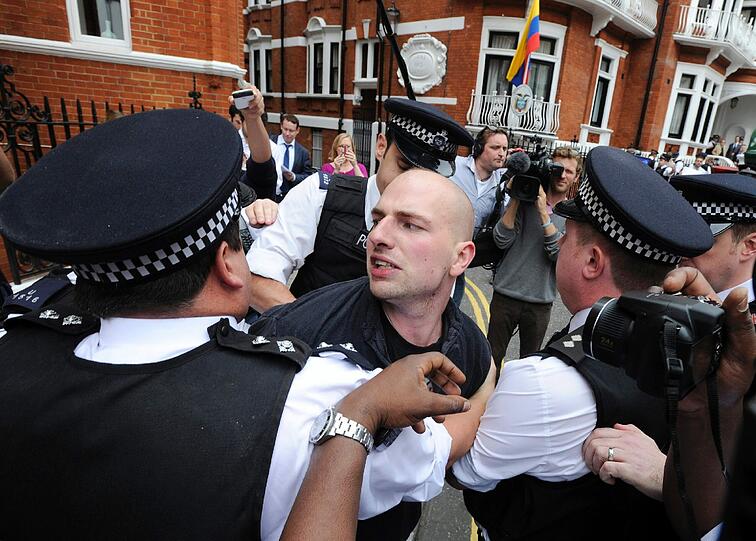 an der Botschaft von Ecuador: Tumulte in London um Julian Assange