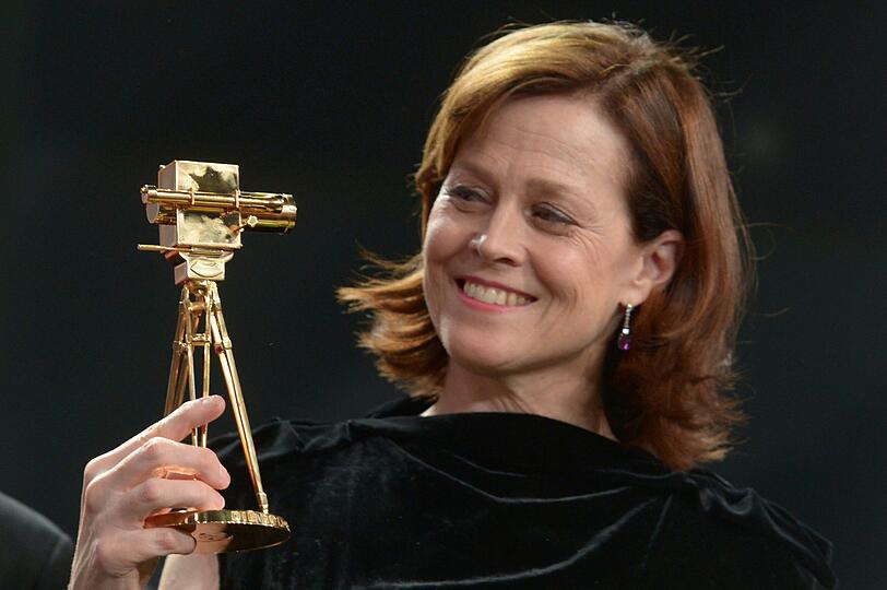 Über ihre Goldene Kamera scheint sich die US-amerikanische Schauspielerin sichtlich zu freuen.