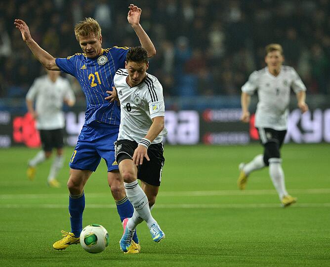 MESUT ÖZIL: NOTE 3.
War er überhaupt auf dem Platz? Ja, muss er sogar, denn er hatte 119 Ballkontakte. Es war kein Gala-Auftritt.