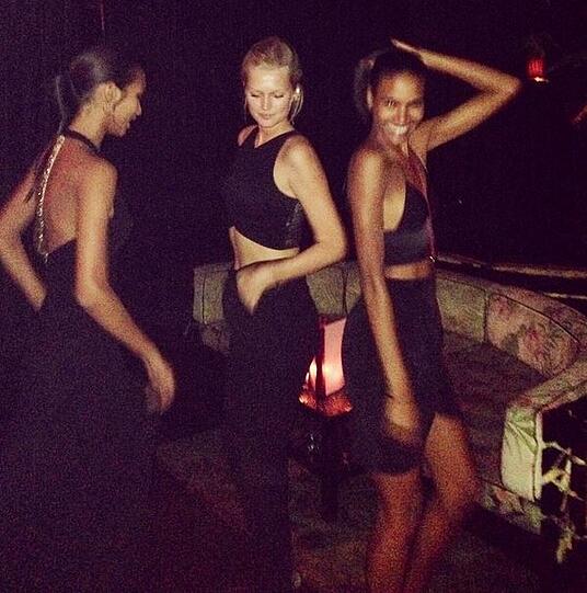 Toni Garrn legt mit zwei anderen models eine flotte Sohle aufs Parkett.