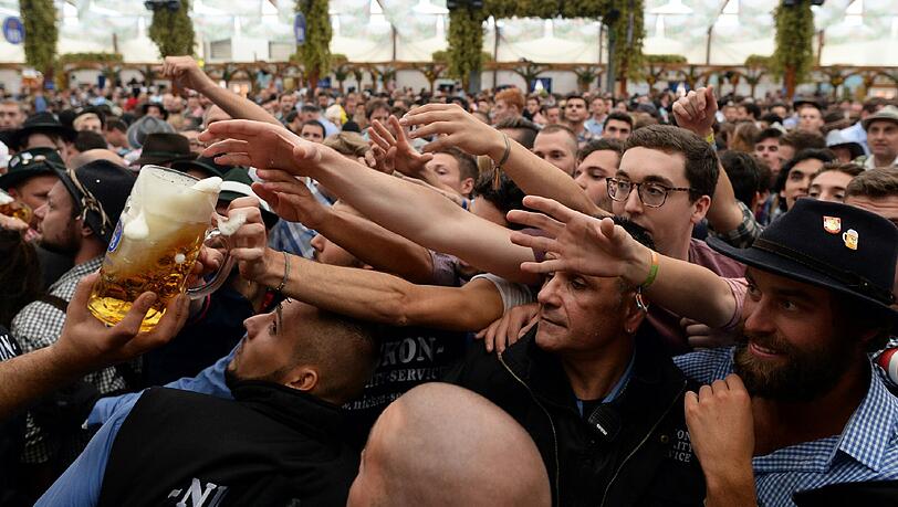 Bierpreise von über zehn Euro sorgten zunächst für Empörung - doch auch daran hat man sich gewöhnt. Bierpreise von über zehn Euro sorgten zunächst für Empörung - doch auch daran hat man sich gewöhnt.