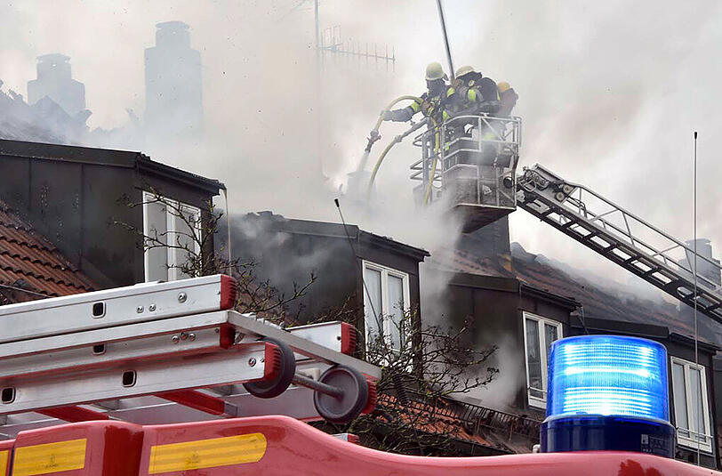 In München ist am Sonntag der etwa 30 Meter lange Dachstuhl eines Mehrfamilienhaus bei einem großbrand völlig zerstört worden.