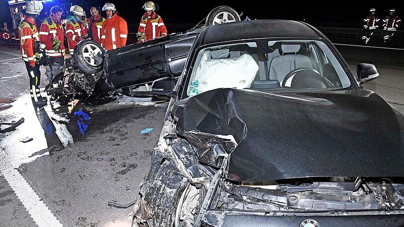 Der Fahrer wurde aus dem Auto geschleudert und erlag im Krankenhaus seinen schweren Verletzungen.
