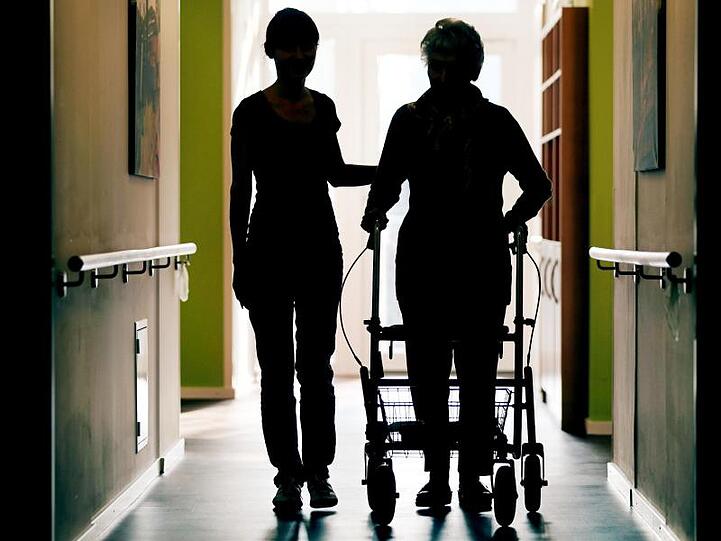 Für einen Platz im Pflegeheim müssen die Betroffenen oft tief in die Tasche greifen.