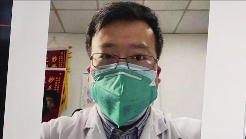Der chinesische Arzt Li Wenliang hatte früh vor dem Virus gewarnt und ist nun selbst an den Folgen gestorben. Der chinesische Arzt Li Wenliang hatte früh vor dem Virus gewarnt und ist nun selbst an den Folgen gestorben.